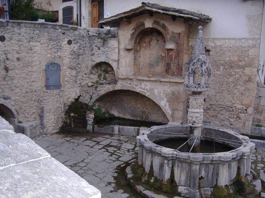 Fontecchio (AQ): Fontana Vecchia (XIV secolo)